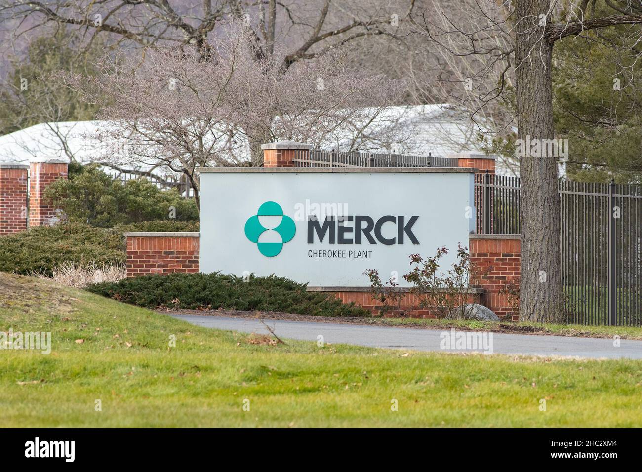 Riverside, United States. 23rd Dec, 2021. Signage outside of the Merck Cherokee Plant in Riverside, Pennsylvania on December, 23, 2021. The U.S. Food and Drug Administration (FDA) issued an emergency use authorization for Merck's molnupiravir for the treatment of mild-to-moderate coronavirus disease (COVID-19) in adults who are at high risk for progression to severe COVID-19. (Photo by Paul Weaver/Sipa USA) Credit: Sipa USA/Alamy Live News Stock Photo