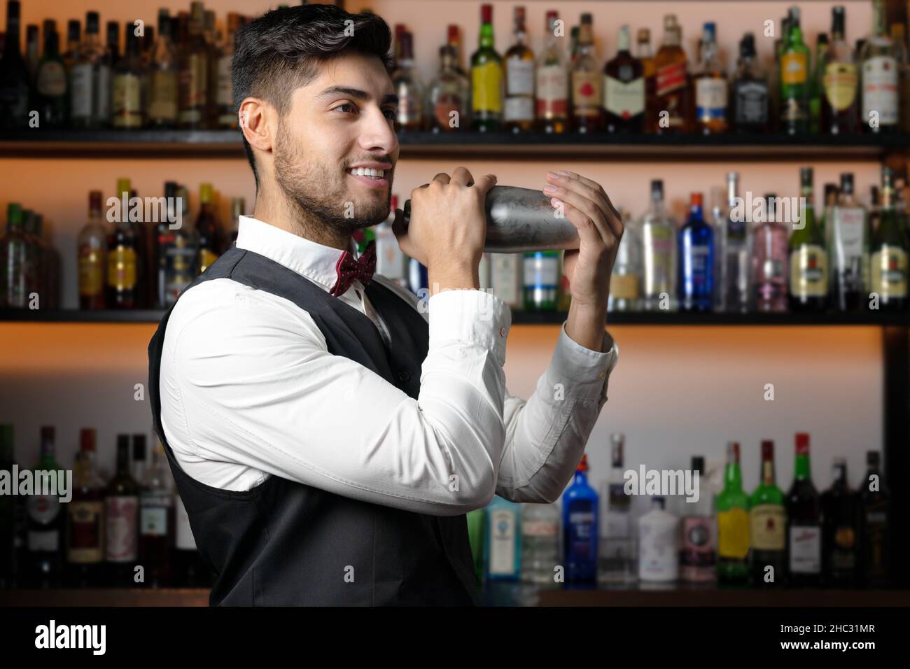 Давай бармен тащи пустой стакан песня. Макс Брадарский бармен. Турция 2016 год бармен красавец. Бармен во весь рост. Бармен мафия роль.