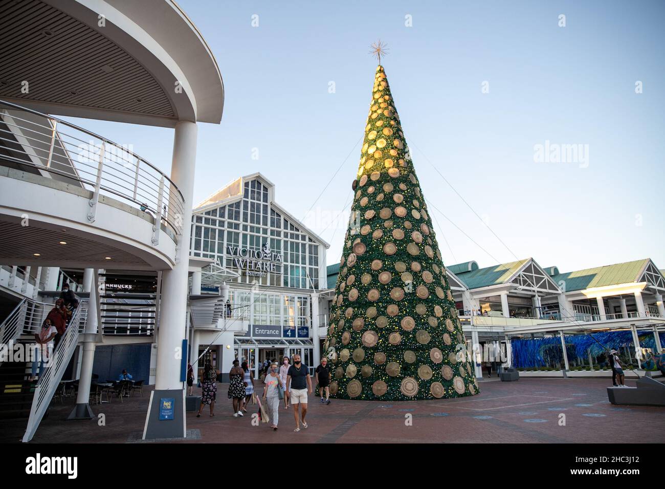 Cape Town, South Africa. 23rd Dec, 2021. Visitors walk past a Christmas