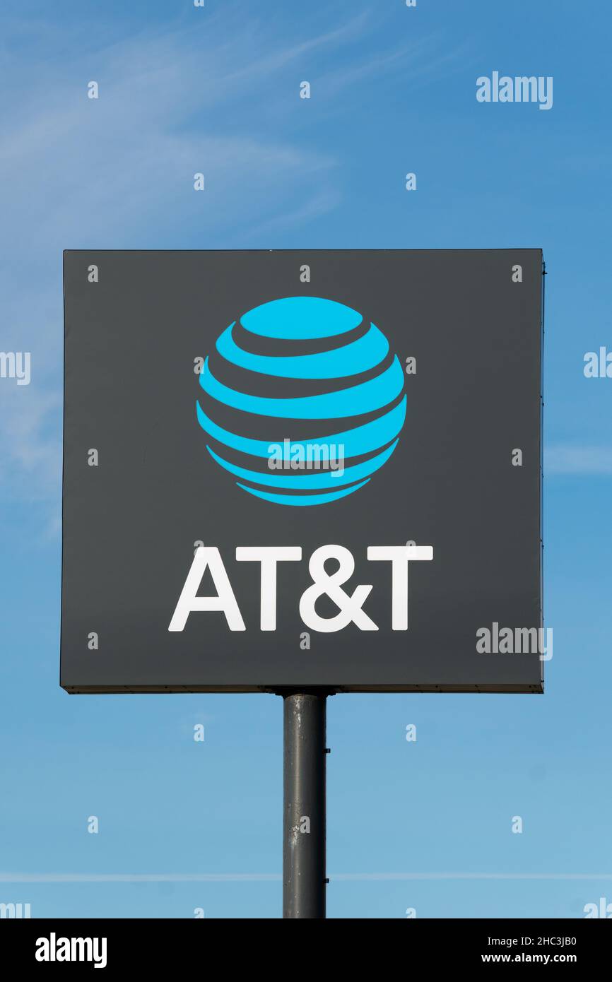 ST PAUL, MN, USA - NOVEMBER 28, 2021: AT&T retail store sign and ...
