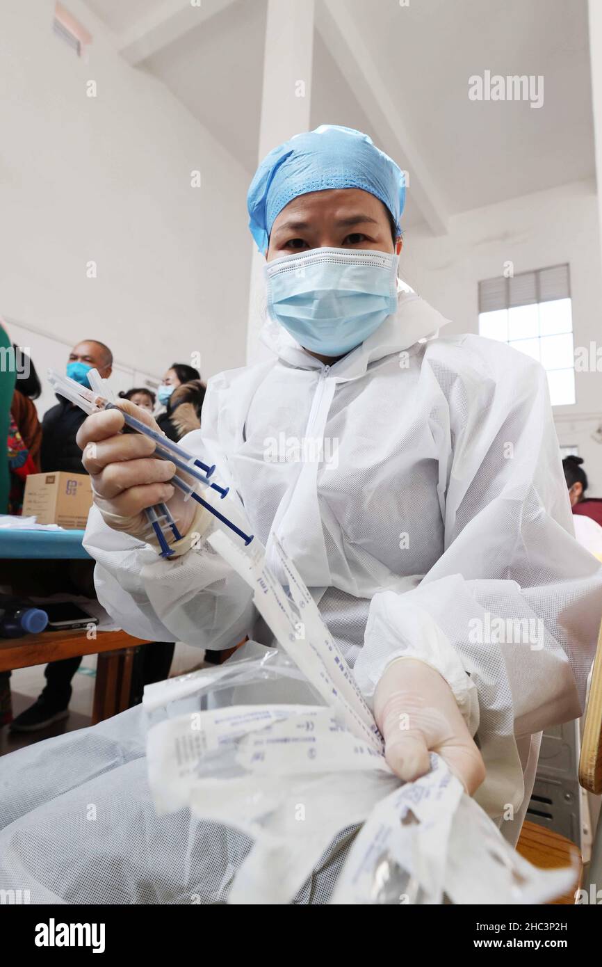 LIUZHOU, CHINA - DECEMBER 12, 2021 - A health care worker prepares a 'booster needle' at a centralized vaccination site for COVID-19 vaccines in Liuzh Stock Photo