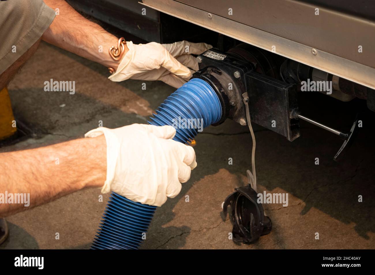 Ensuring good sewer hose connection to RV holding tanks while dumping