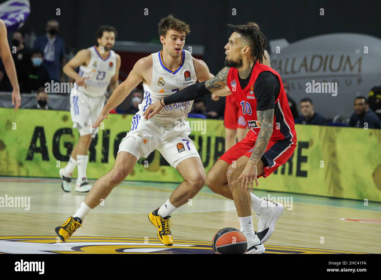 Urban Klavzar of Real Madrid and Daniel Hackett of CSKA Moscow during the Turkish Airlines Euroleague basketball match between Real Madrid and CSKA Moscow on December 23, 2021 at Wizink Center in Madrid, Spain - Photo:  Irh/DPPI/LiveMedia Stock Photo