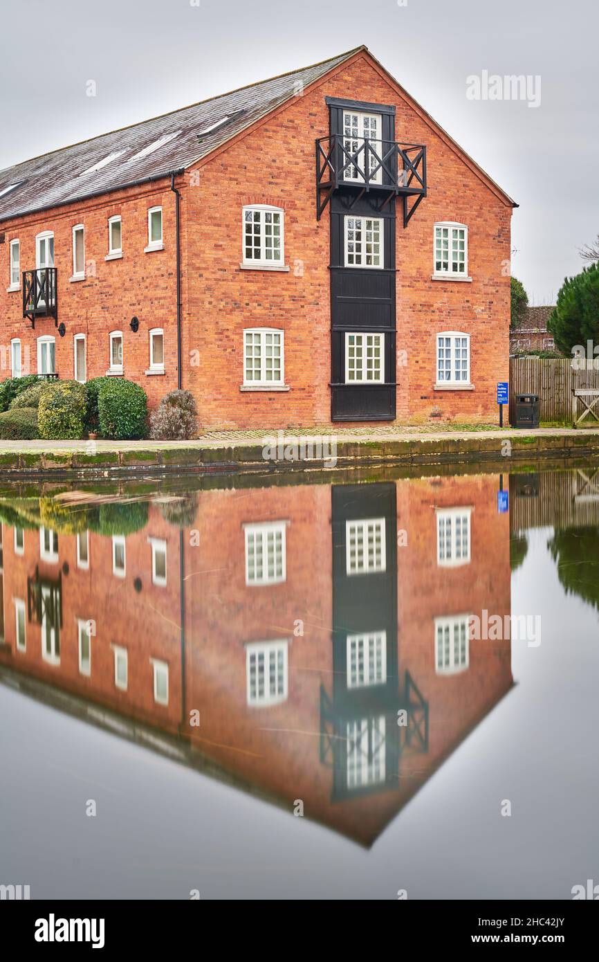 Former warehouses converted to flats on the Union Wharf terminus basin of the Grand Union canal at Market Harborough, England. Stock Photo
