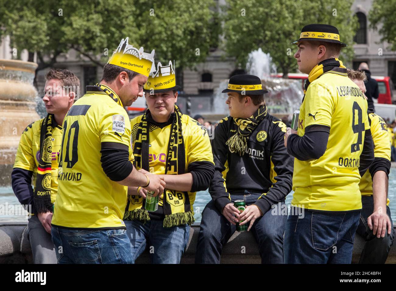 Borussia dortmund supporters celebrate in hi-res stock photography and  images - Alamy