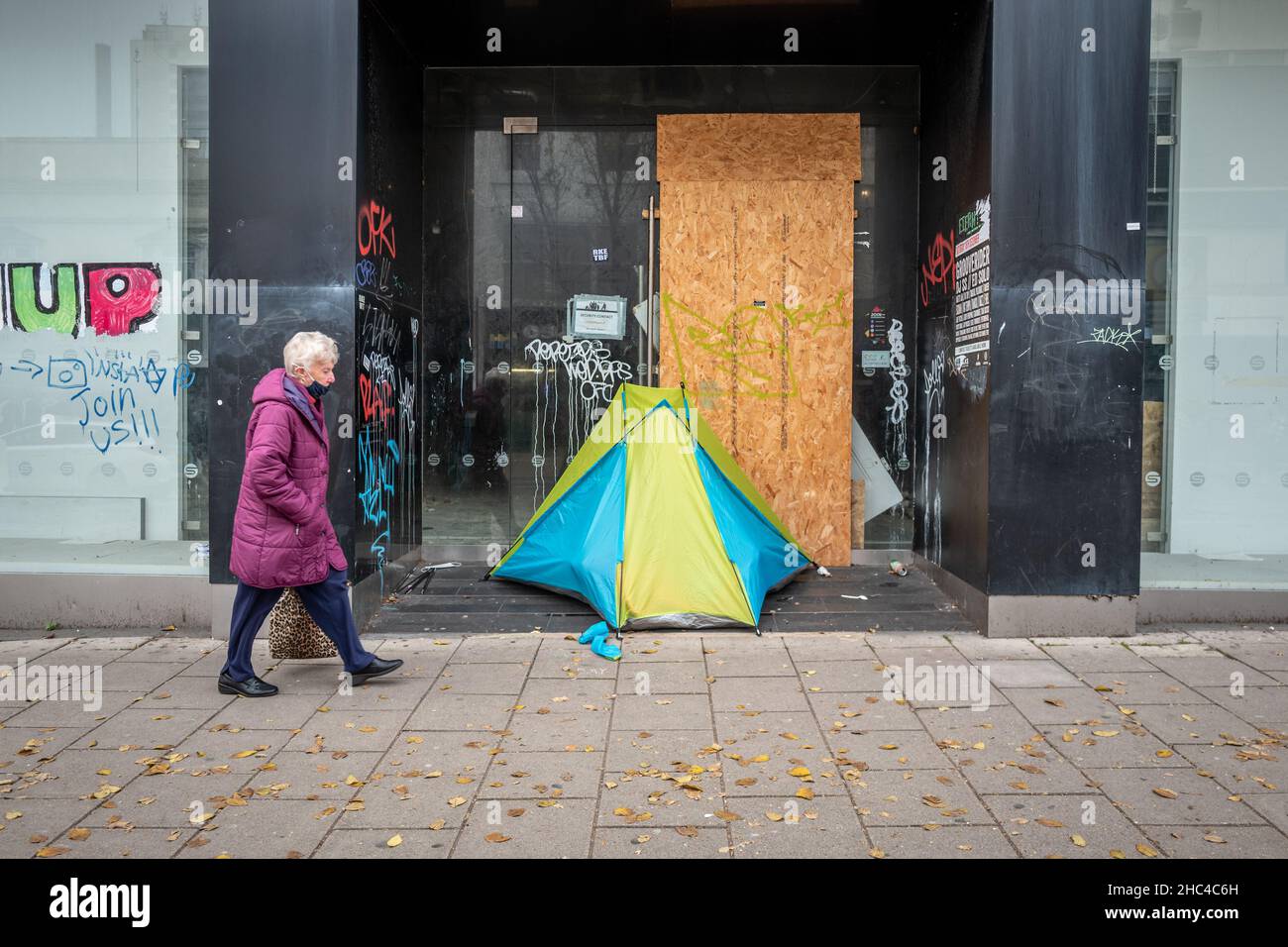 Brighton, December 17th 2021: Homeless person's tent in a shop doorway in Brighton city centre Stock Photo