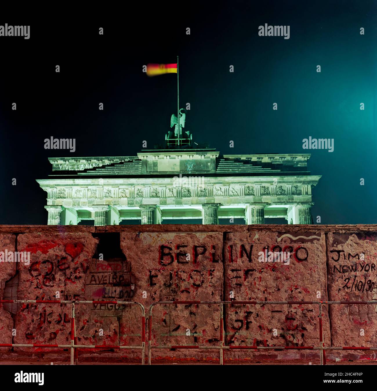 Brandenburg Gate and Berlin wall at night February 1990 Stock Photo Alamy