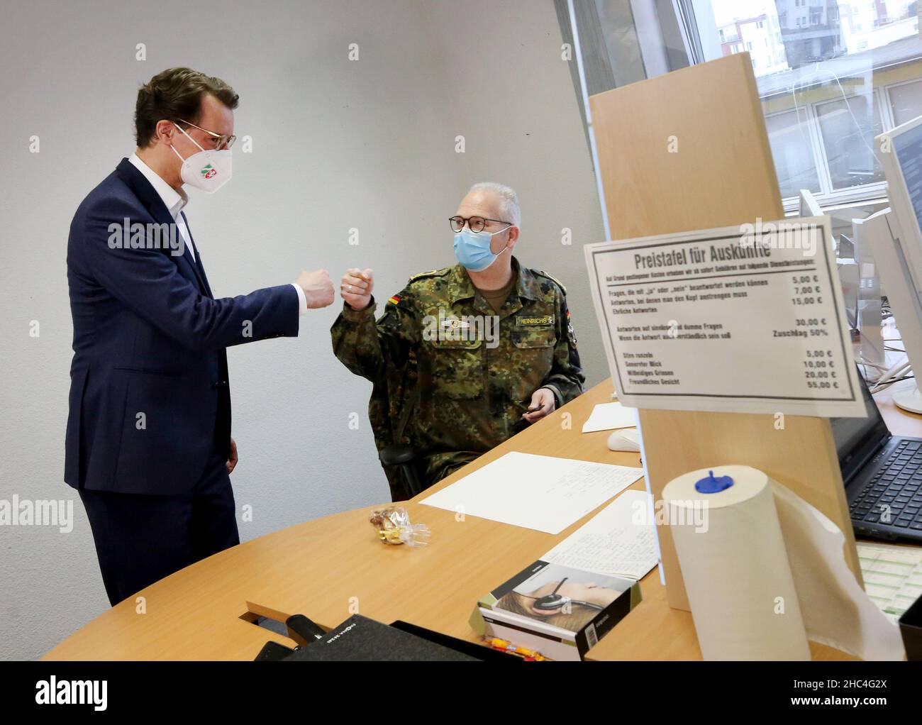 Essen, Germany. 24th Dec, 2021. North Rhine-Westphalia's Minister President Hendrik Wüst (CDU, l) visits soldiers at the public health department who support the authorities in contact tracing of Corona patients. Credit: Roland Weihrauch/dpa/Alamy Live News Stock Photo