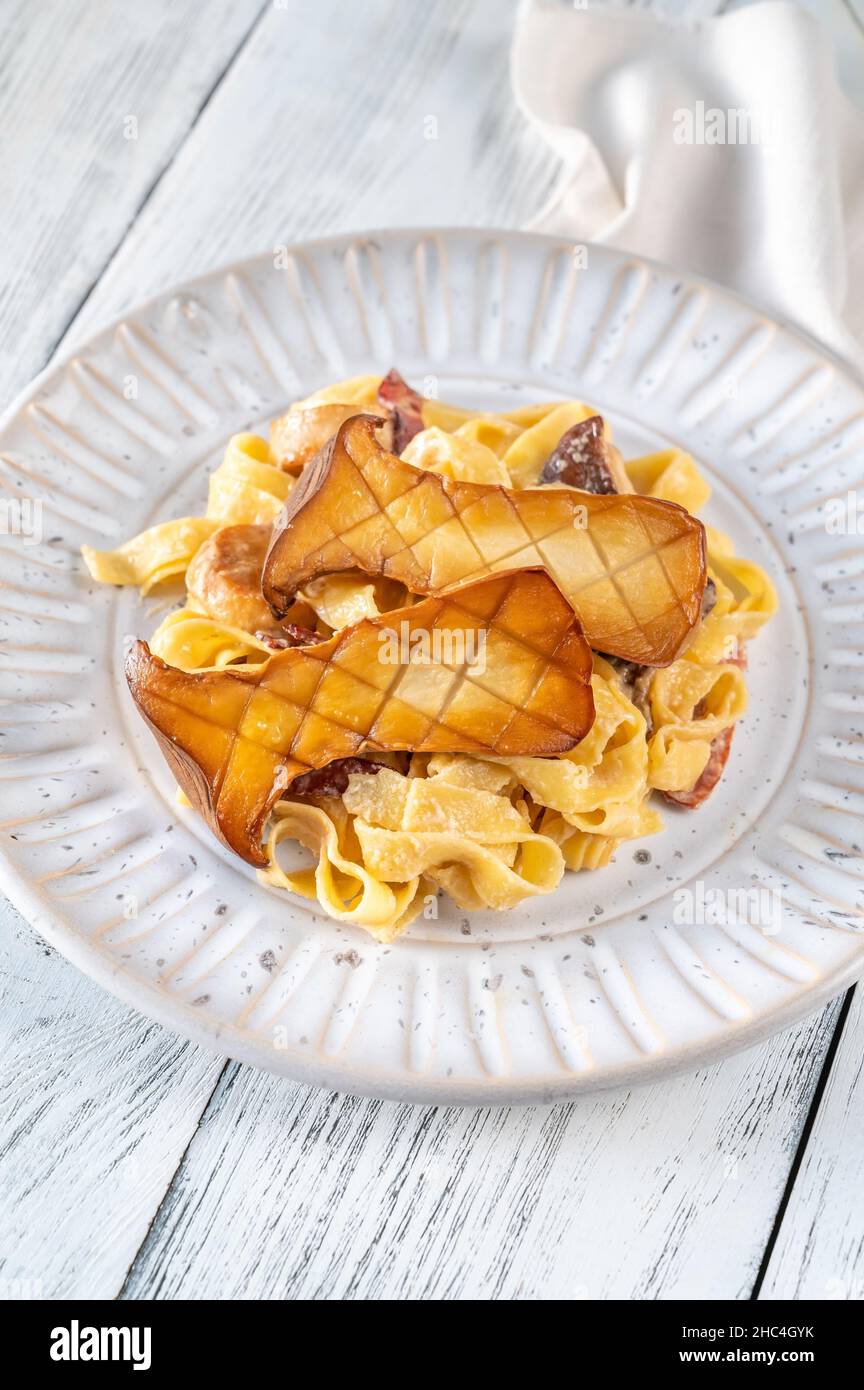 Creamy garlic mushrooms and bacon tagliatelli pasta Stock Photo