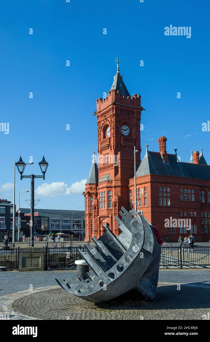 Cardiff Bay Pierhead Building and War Memorial to Merchant Seamen Stock Photo
