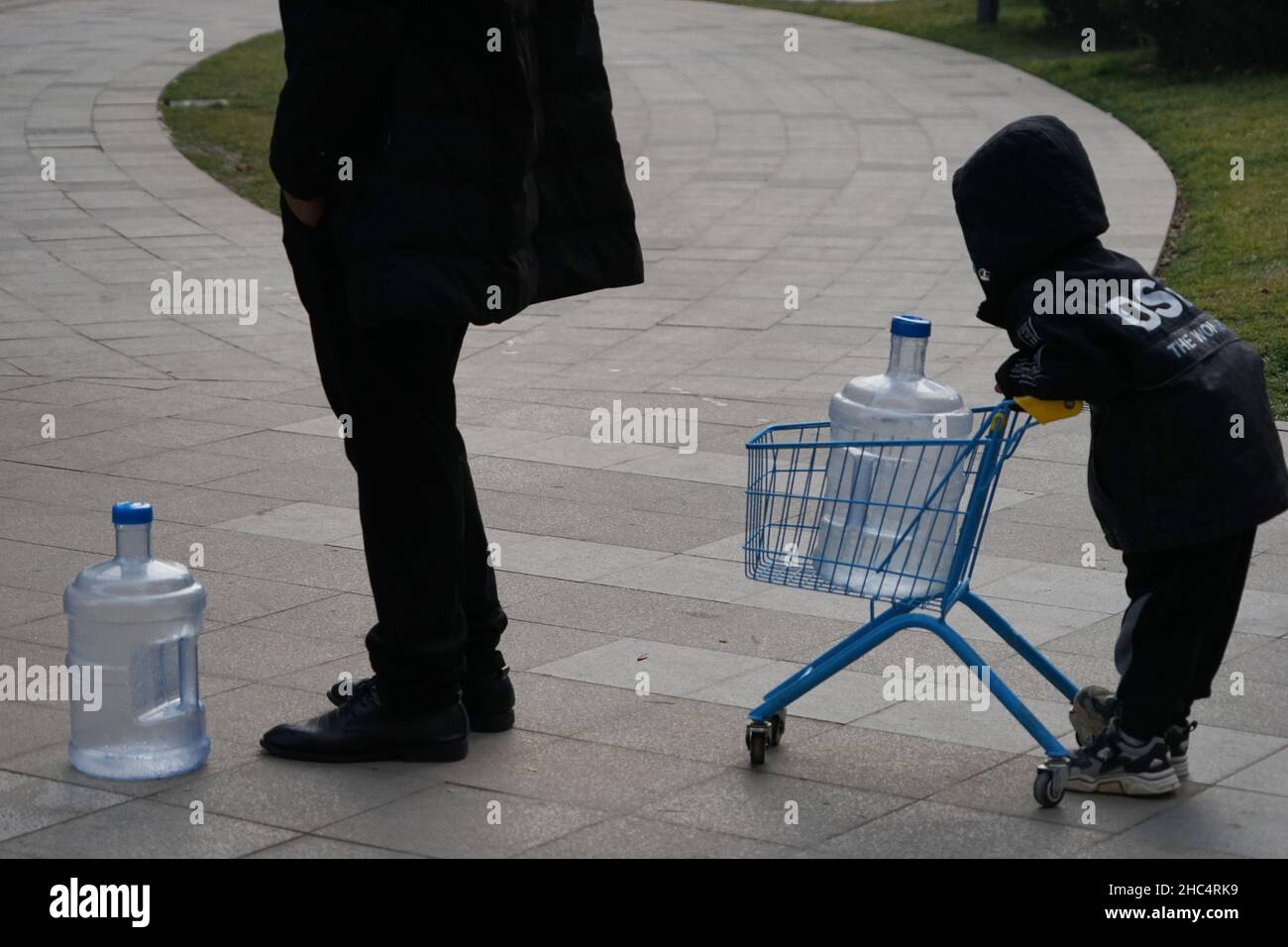 XI'AN, CHINA - DECEMBER 24, 2021 - Residents wait to buy bottled purified water in a gated community in Xi 'an, Shaanxi Province, China, Dec. 24, 2021 Stock Photo