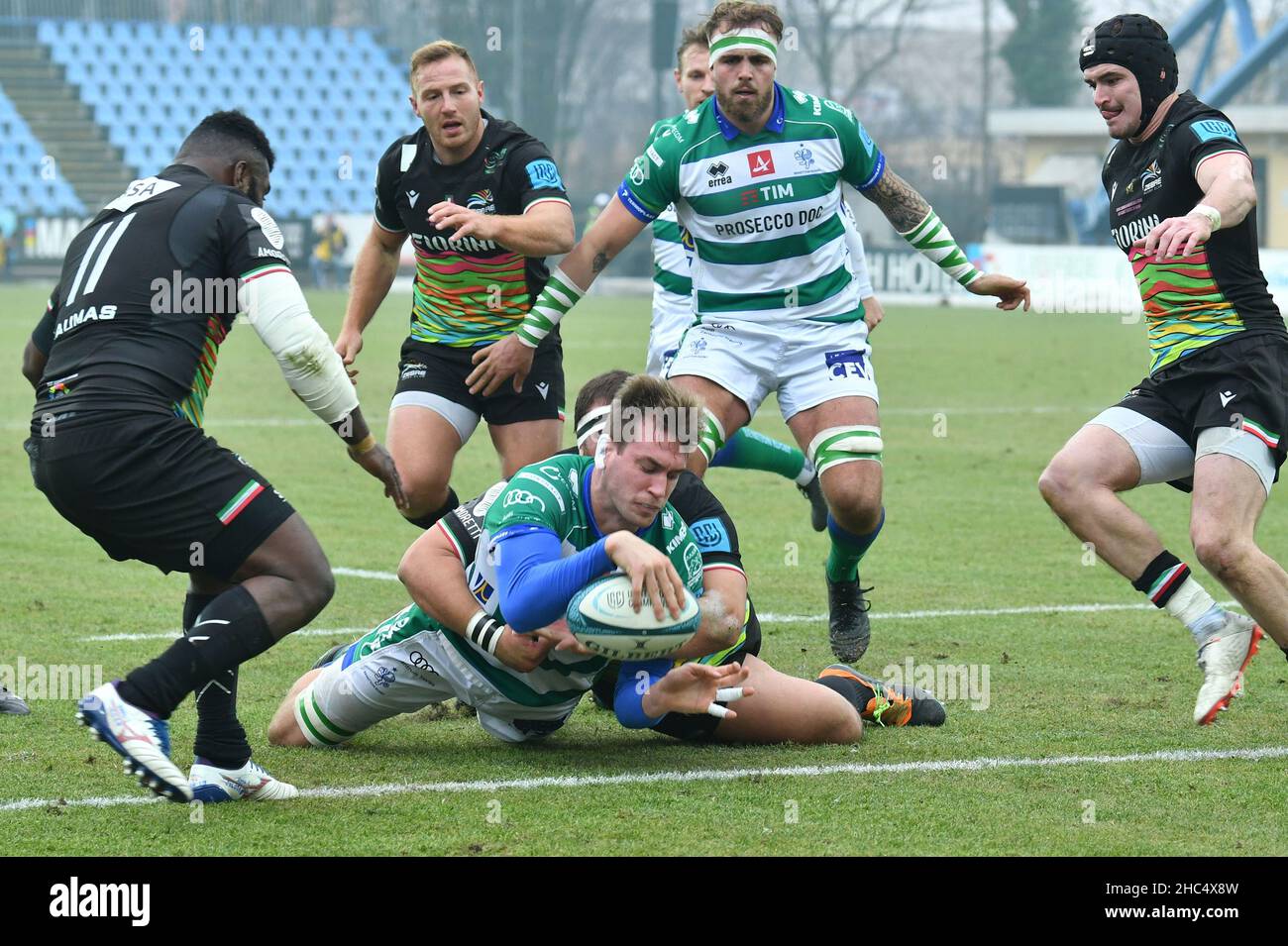 Parma, Italy. 24th Dec, 2021. federico ruzza (benetton) scores during Zebre  Rugby Club vs Benetton Rugby, United Rugby Championship match in Parma,  Italy, December 24 2021 Credit: Independent Photo Agency/Alamy Live News