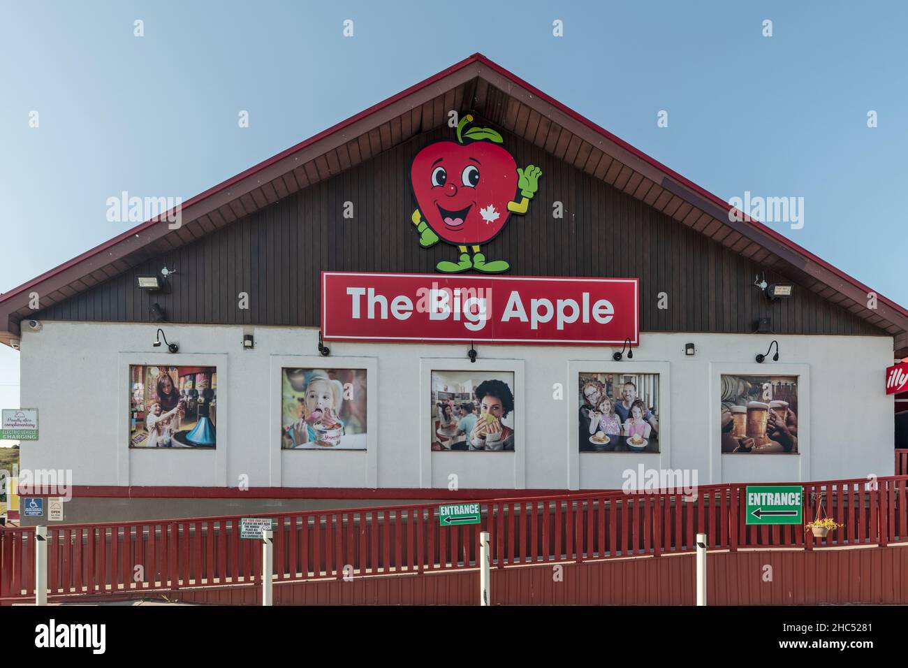 Colborne, Canada - Sept 7, 2021: Big apple the roadside attraction in Colborne, Ontario, located on South side of Ontario Highway 401. Large apple str Stock Photo
