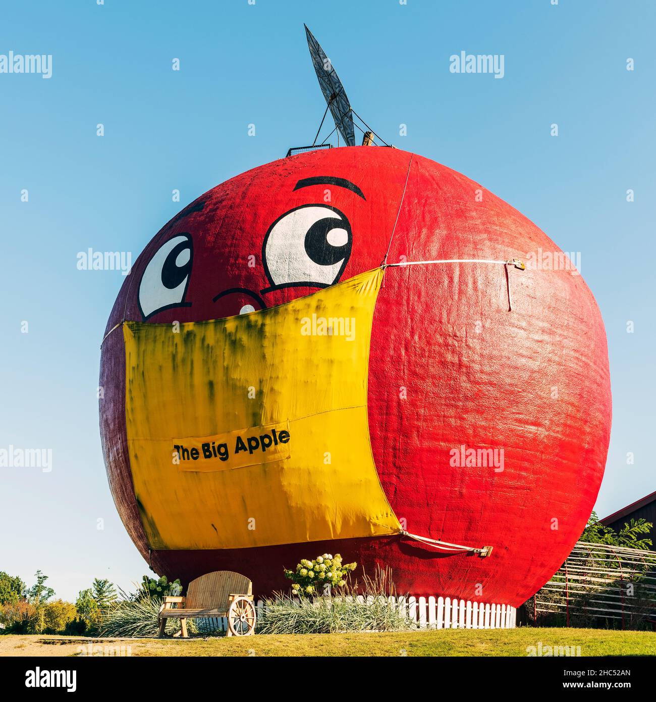Colborne, Canada - Sept 7, 2021: Big apple the roadside attraction in Colborne, Ontario, located on South side of Ontario Highway 401. Large apple str Stock Photo