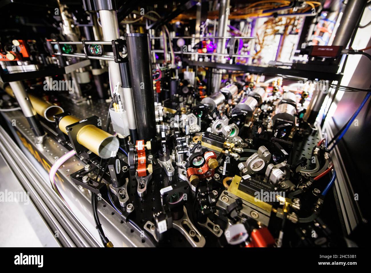 21 December 2021, Bavaria, Garching The setup of the quantum simulator, an optical table with