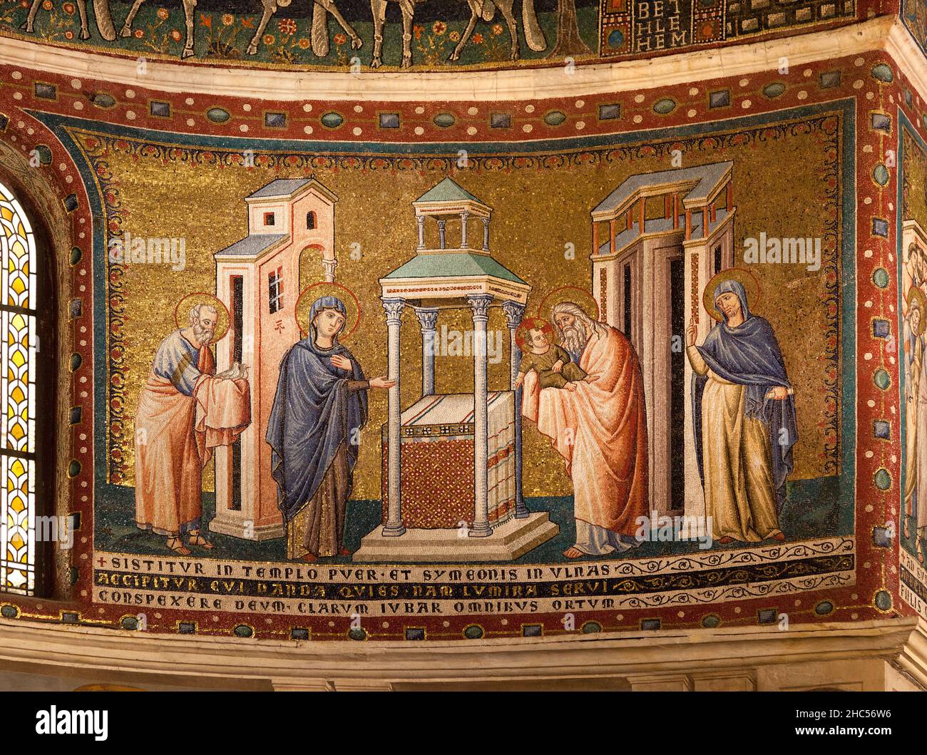 La presentation de Jesus au temple, Mosaique realisee en 1291 par Pietro Cavallini (1259-1330), dans l'abside du choeur de la basilique Sainte Marie d Stock Photo