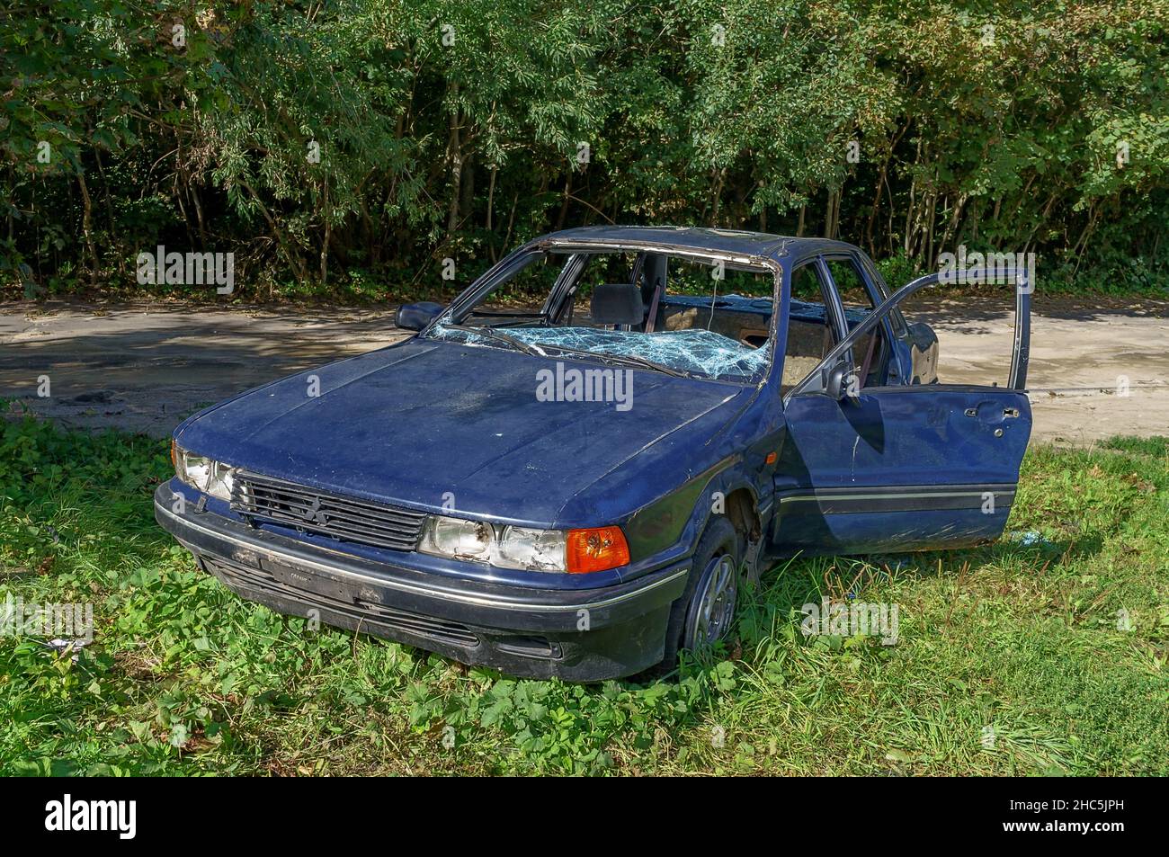 Wrecked bumper hi-res stock photography and images - Alamy