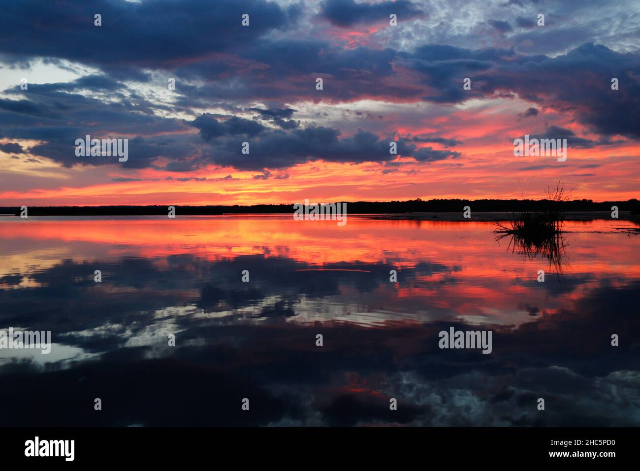 Scenic view of the beautiful sunset and the reflection in the sea Stock ...