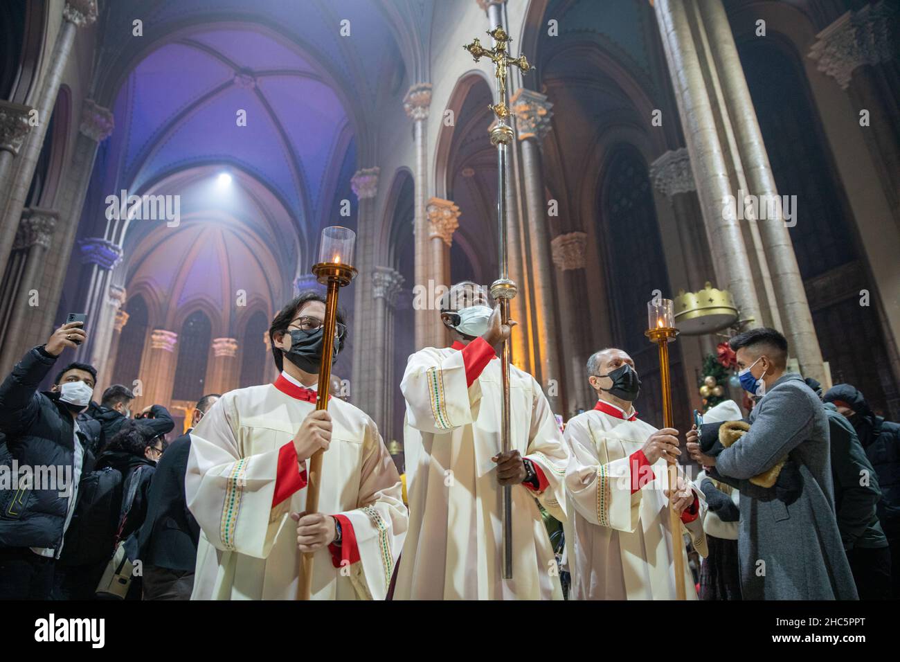 Celebration of the Christmas liturgy at the St. Anthony of Padua Church during the pandemic days in Istanbul, Turkey, December 24, 2021. Stock Photo