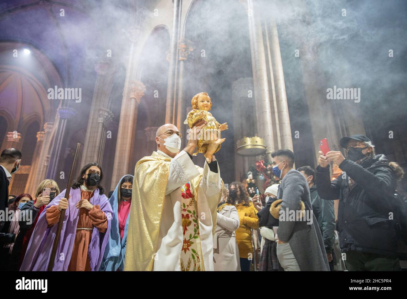 Celebration of the Christmas liturgy at the St. Anthony of Padua Church during the pandemic days in Istanbul, Turkey, December 24, 2021. Stock Photo