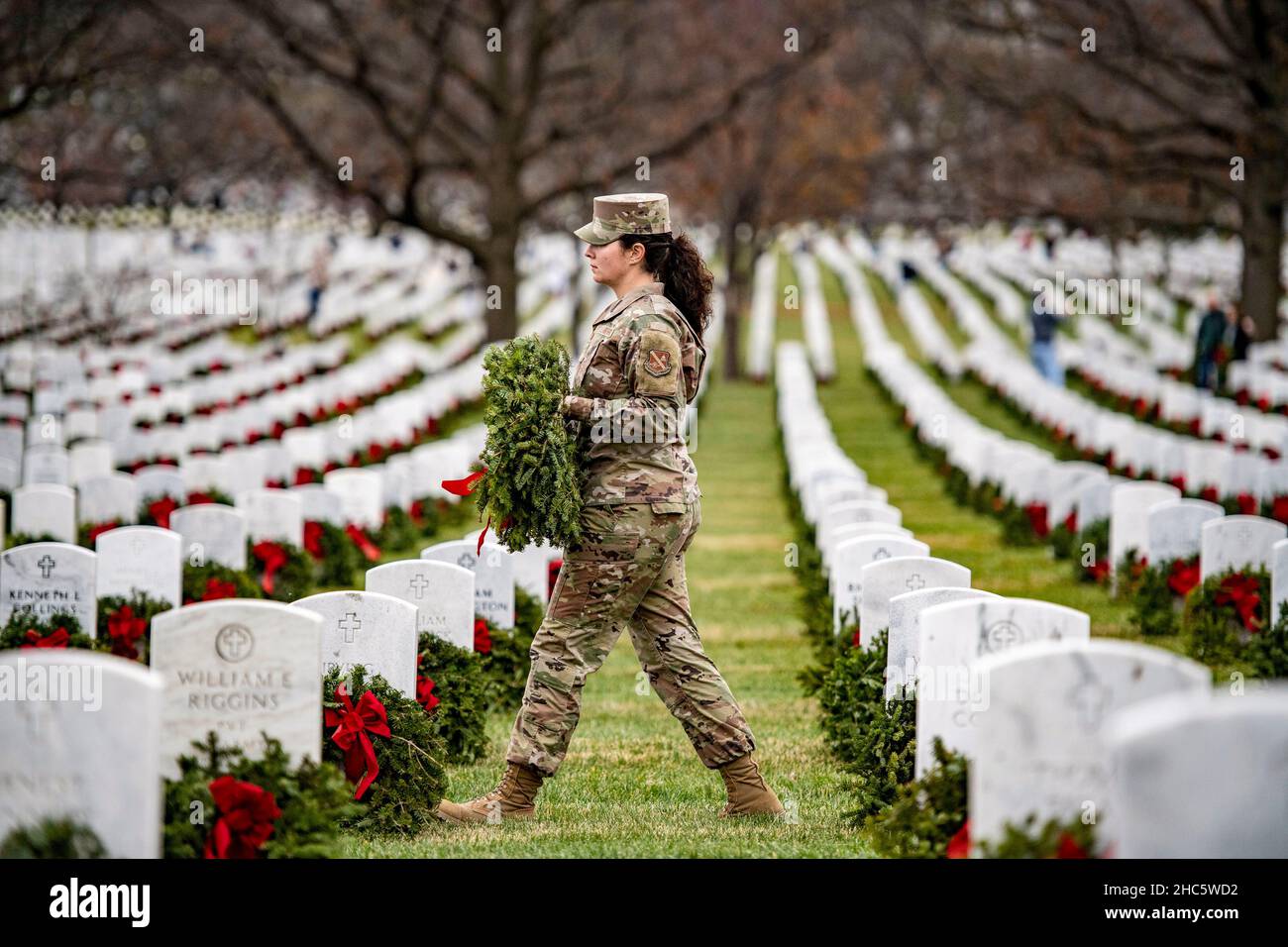 Arlington, Virginia, USA. 18th Dec, 2021. Volunteers participate in the 30th Wreaths Across America Day in Section 68 at Arlington National Cemetery, Arlington, Va., Dec. 18, 2021. On this day, nearly 38,000 volunteers place 257,000 wreaths at every gravesite, columbarium court column, and niche wall column at Arlington National Cemetery. Credit: U.S. Army/ZUMA Press Wire Service/ZUMAPRESS.com/Alamy Live News Stock Photo