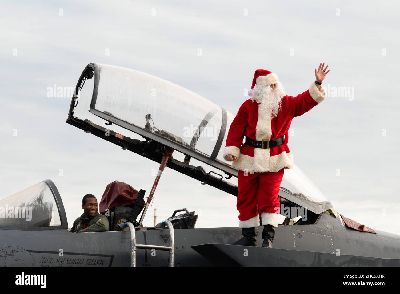 RAF Lakenheath, Suffolk, UK. 11th Dec, 2021. Santa waves to onlookers during the 48th Fighter Wing Children Holiday Party at Royal Air Force Lakenheath, England, Dec. 11, 2021. Santa made his grand entrance in an F-15E Strike Eagle assigned to the 494th Fighter Squadron. Credit: U.S. Air Force/ZUMA Press Wire Service/ZUMAPRESS.com/Alamy Live News Stock Photo