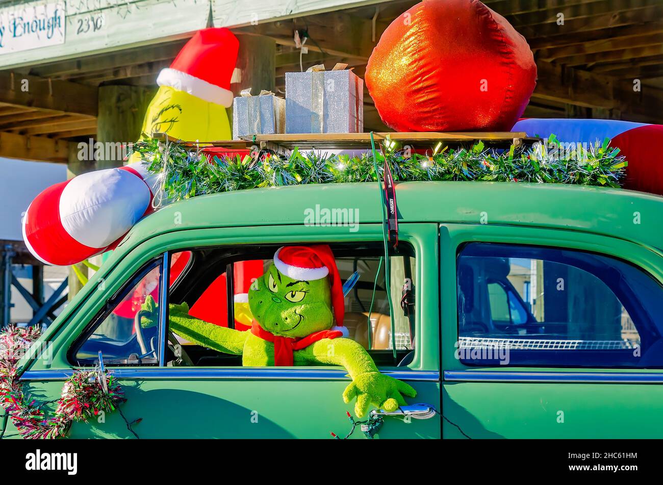A beach house features Grinch-themed Christmas decorations, Dec. 24, 2021,  in Dauphin Island, Alabama Stock Photo - Alamy