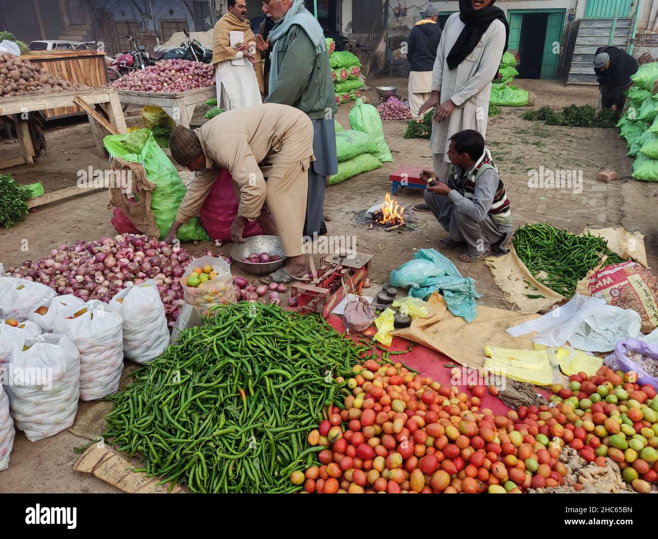 PICTURES OF PAKISTAN FRUITS AND VEGETABLES MARKET ,PEOPLE ARE SELLING