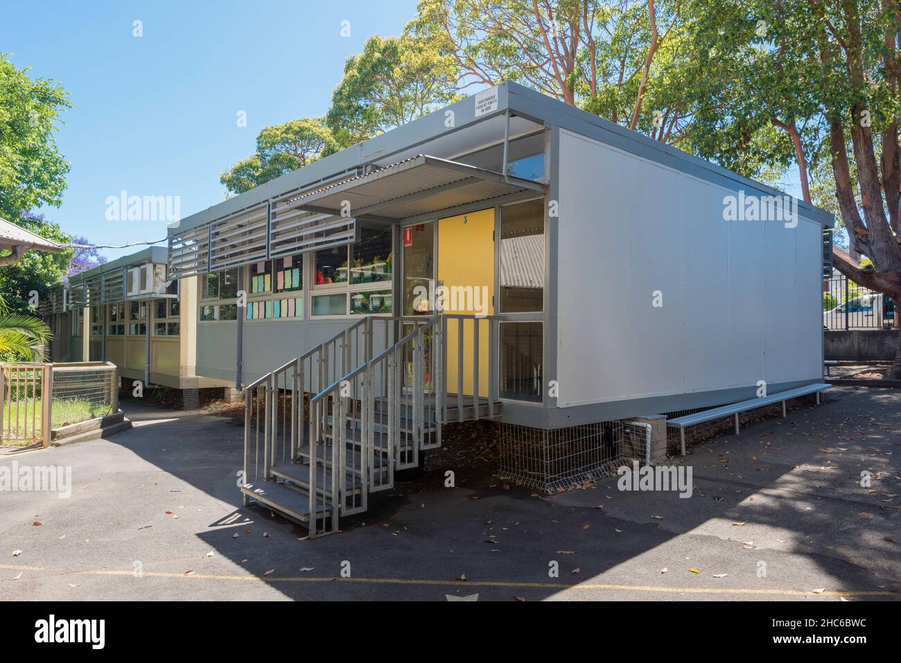 A demountable or portable classroom in use at Naremburn Public School in western Sydney, New South Wales, Australia. Edward Farmer, NSW Govt Architect Stock Photo