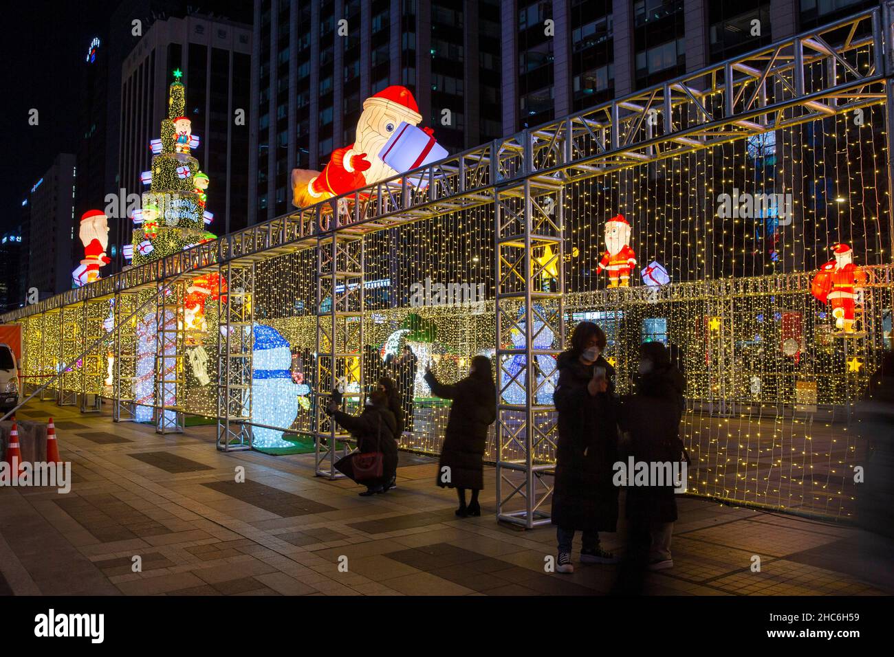 Seoul, South Korea. 25th Dec, 2021. People pose for photos with ...