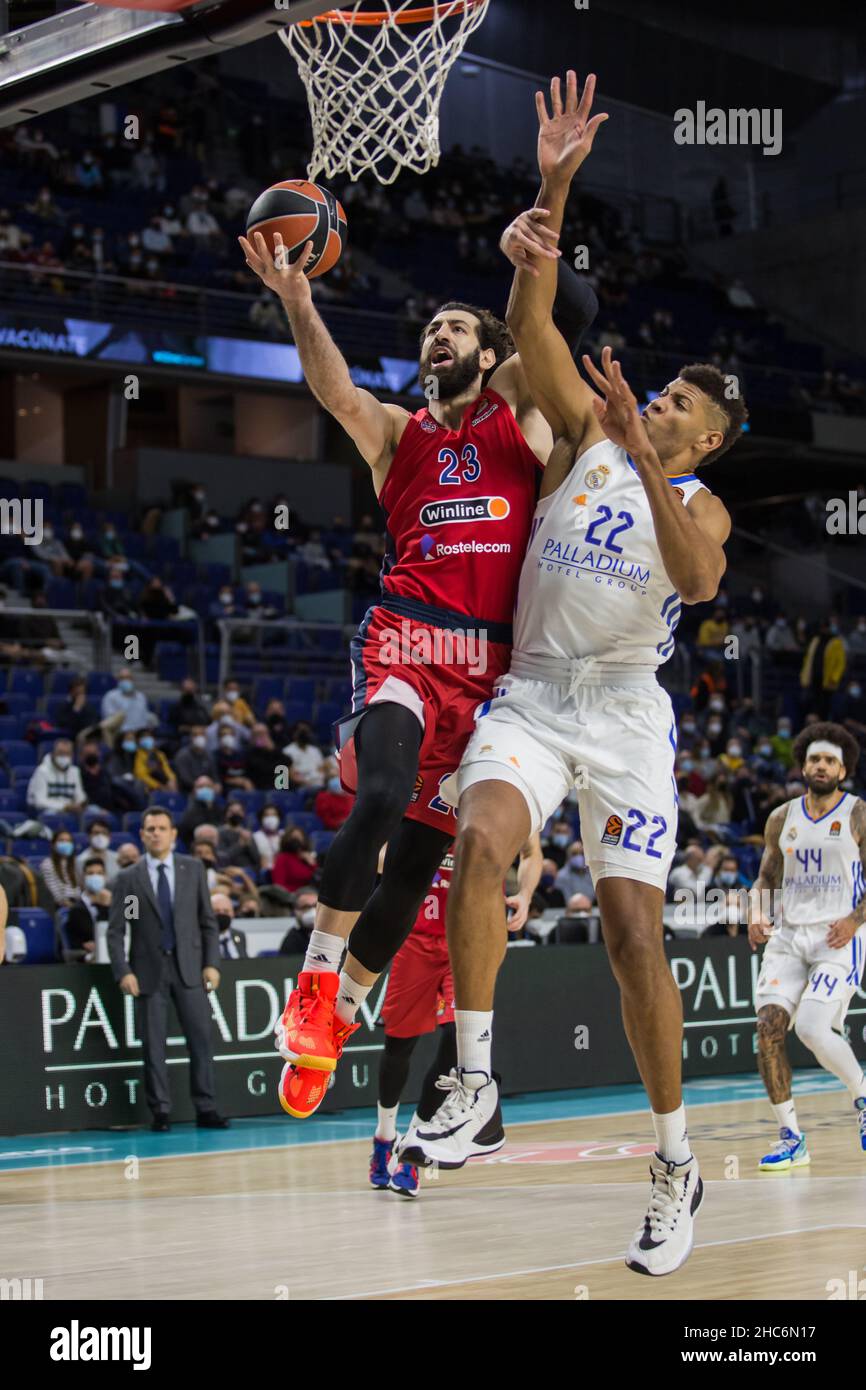 Madrid, Spain. 23rd Dec, 2021. Tornike Shengelia (L) and Edy Tavares (R) during Real Madrid victory over CSKA Moscow (71 - 65) in Turkish Airlines Euroleague regular season (round 17) celebrated in Madrid (Spain) at Wizink Center. December 23rd 2021. (Photo by Juan Carlos García Mate/Pacific Press/Sipa USA) Credit: Sipa USA/Alamy Live News Stock Photo
