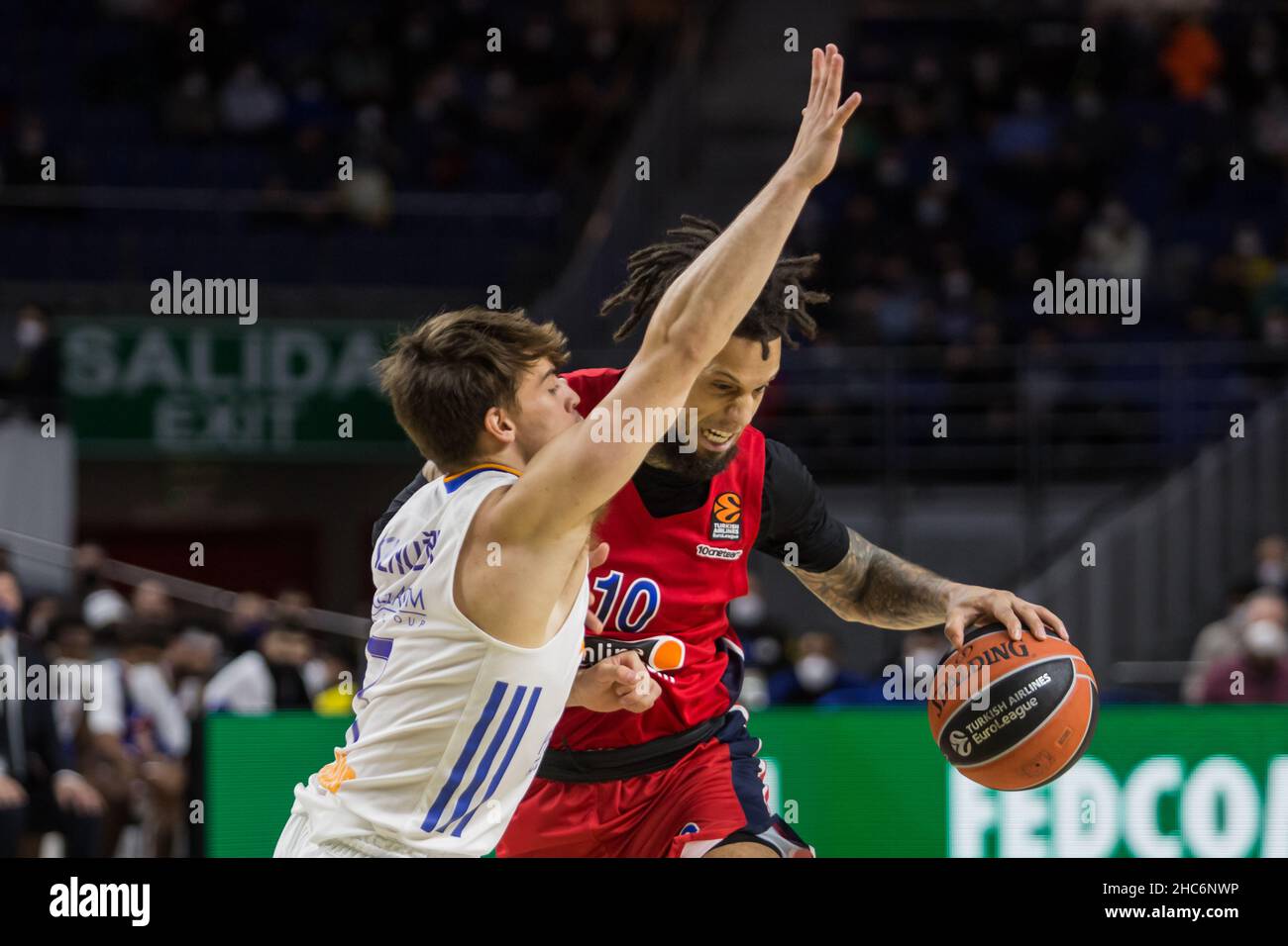 Madrid, Spain. 23rd Dec, 2021. Urban Klavzar (L) and Daniel Hackett (R) during Real Madrid victory over CSKA Moscow (71 - 65) in Turkish Airlines Euroleague regular season (round 17) celebrated in Madrid (Spain) at Wizink Center. December 23rd 2021. (Photo by Juan Carlos García Mate/Pacific Press/Sipa USA) Credit: Sipa USA/Alamy Live News Stock Photo