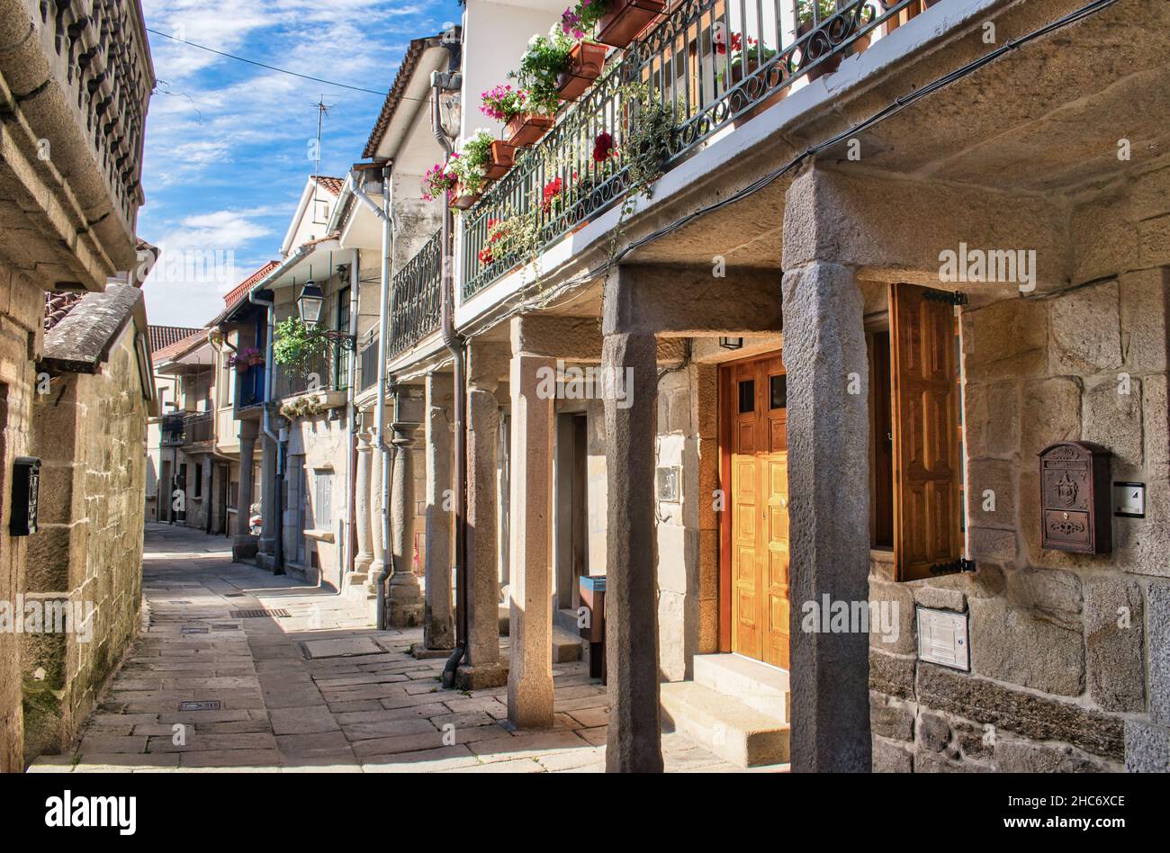 Calle peatonal de estilo medieval en la villa de Combarro, España Stock Photo