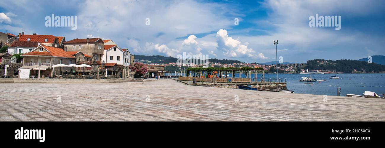 Panorámica plaza de Peirao da Chousa en la villa costera de Combarro en el litoral gallego, España Stock Photo