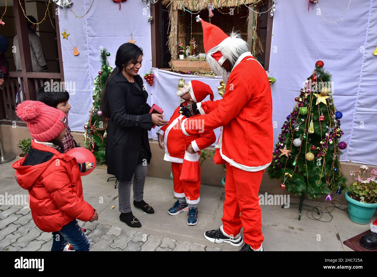 Santa claus india costume hi-res stock photography and images - Alamy