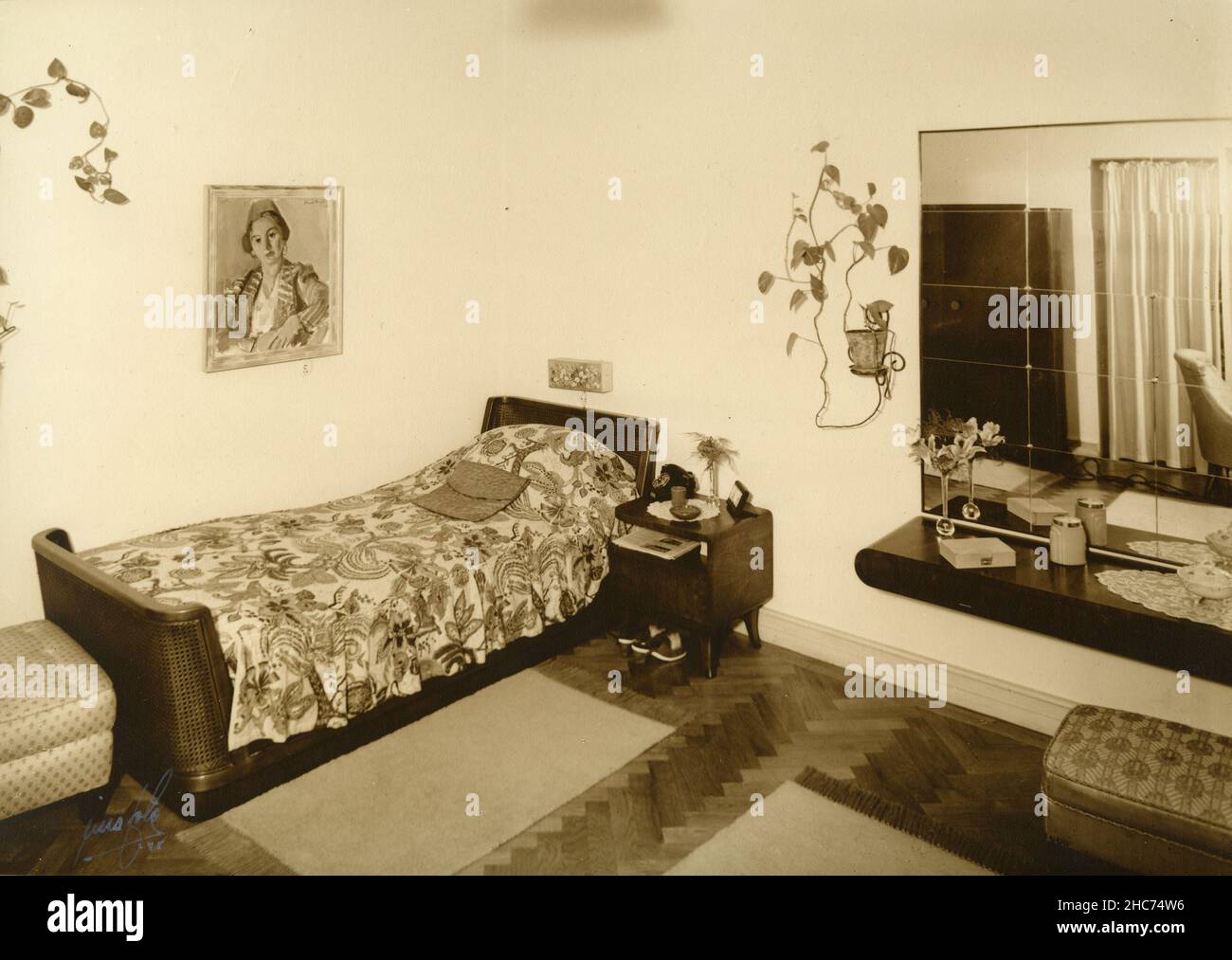 1940s bedroom furniture hi-res stock photography and images - Alamy