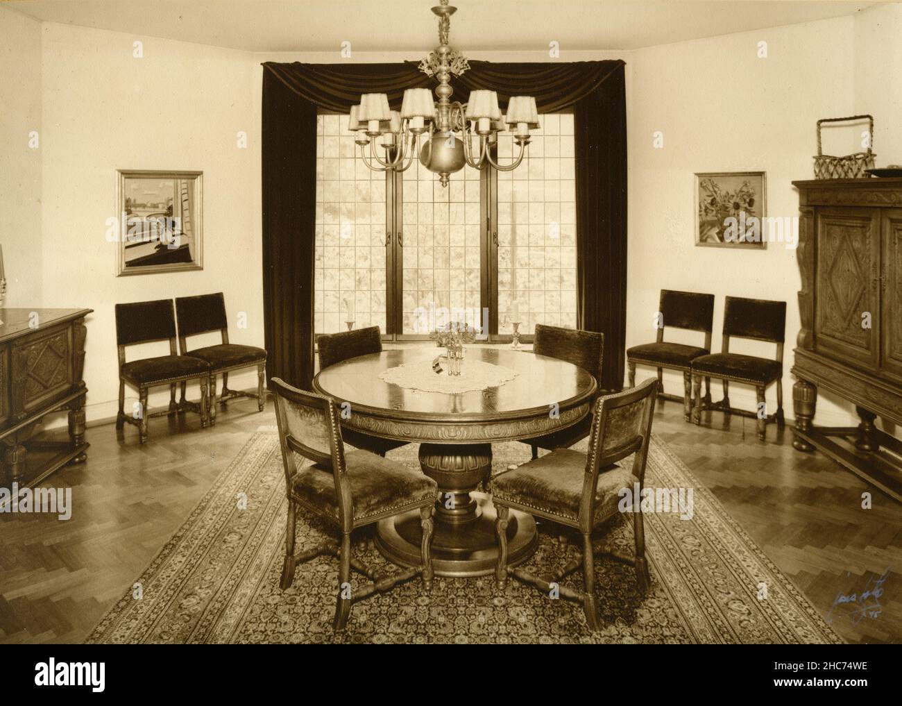 1940s house dining hi-res stock photography and images - Alamy, image size:1300x1017