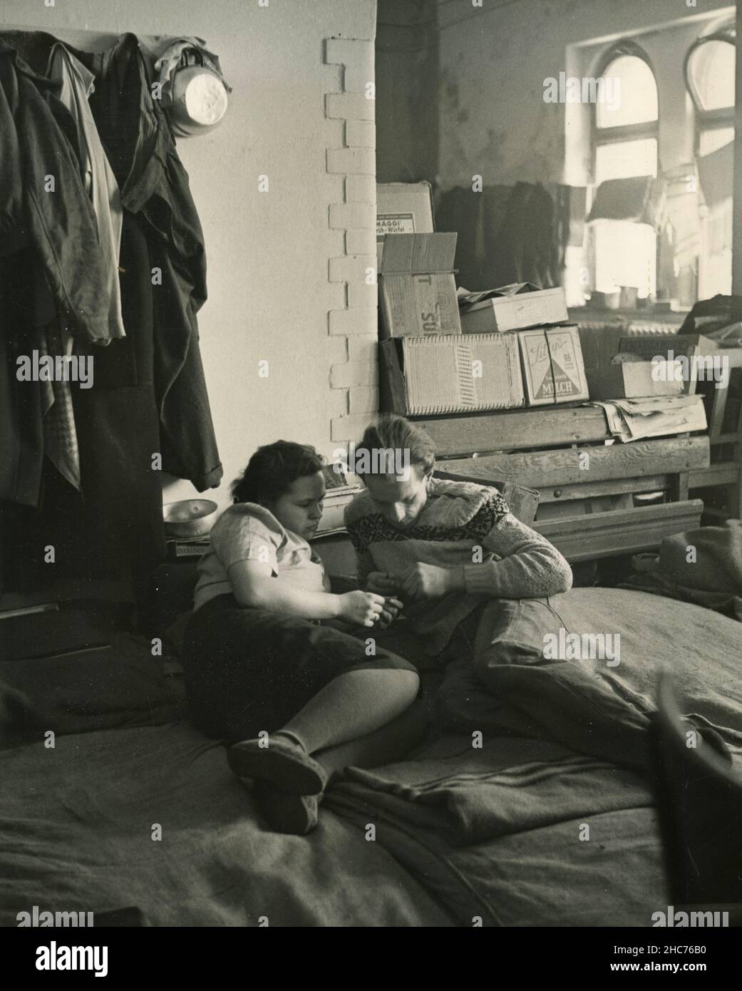 East Germans quartered at the West Berlin Refugee Camp of General Pape Strasse, Germany 1950s Stock Photo