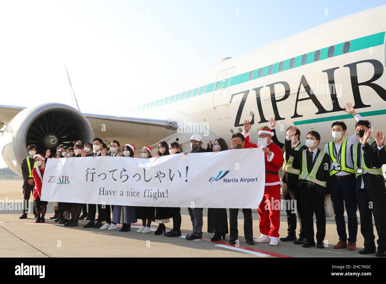 Narita Japan 25th Dec 21 Japan S Budget Airline Zipair Tokyo President Shingo Nishida 5th R In Santa Costume Hold A Banner And Send Off The First Flight To Los Angeles As The