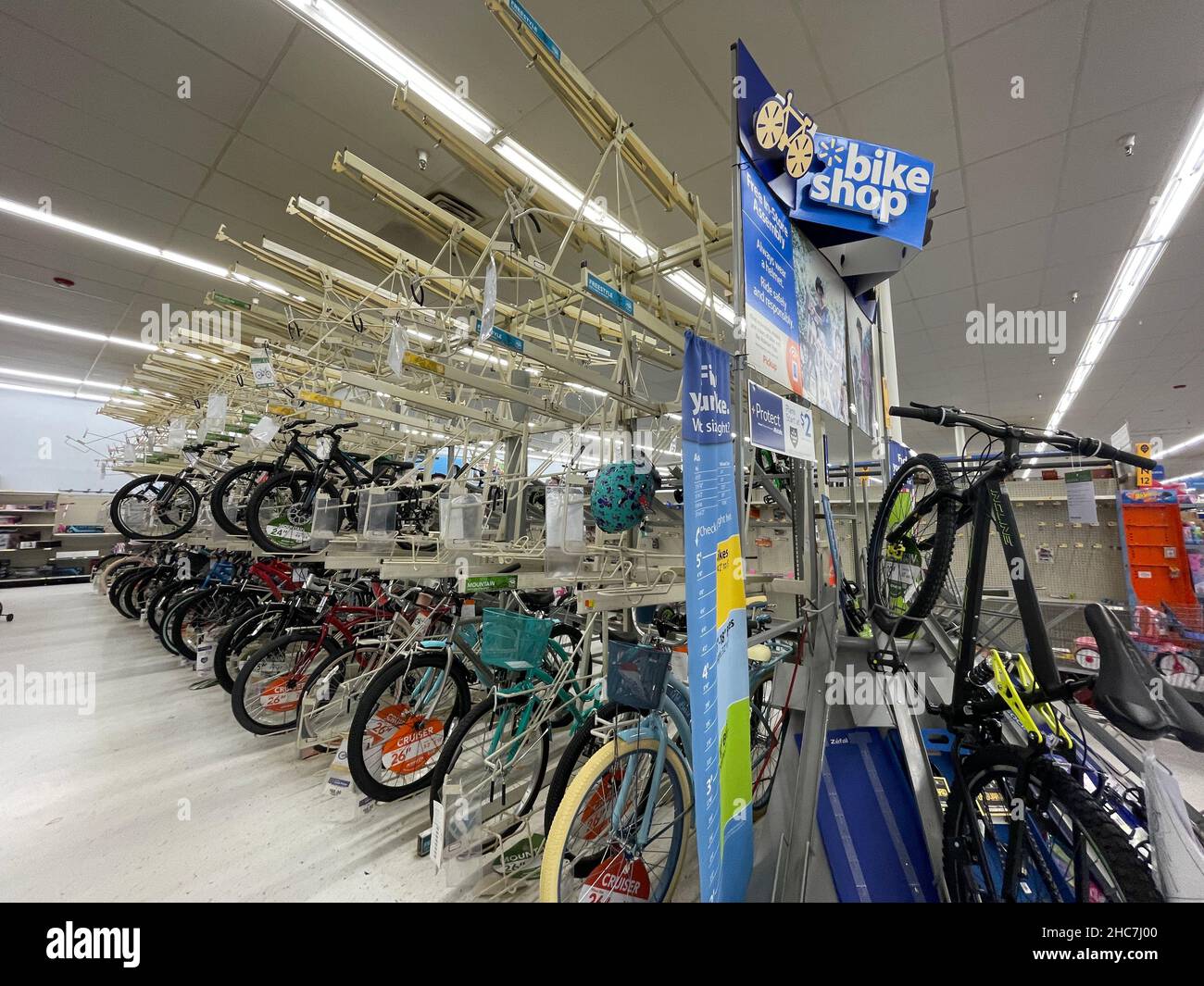 Empty shelves supermarket customer hi res stock photography and