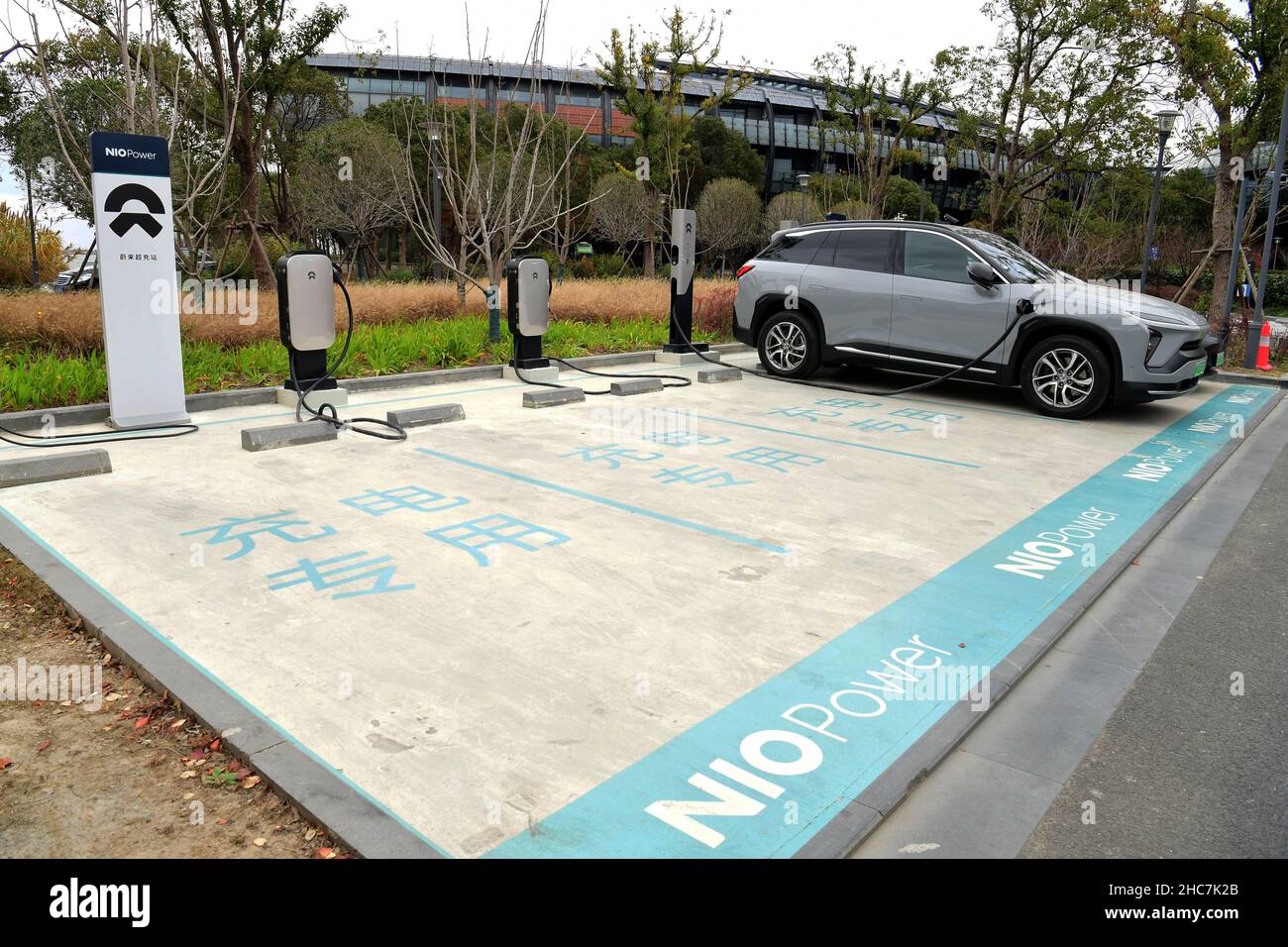 SHANGHAI, CHINA - DECEMBER 25, 2021 - A view of NIO auto self service power exchange pilot station in Shanghai, China, On December 25, 2021. The total Stock Photo