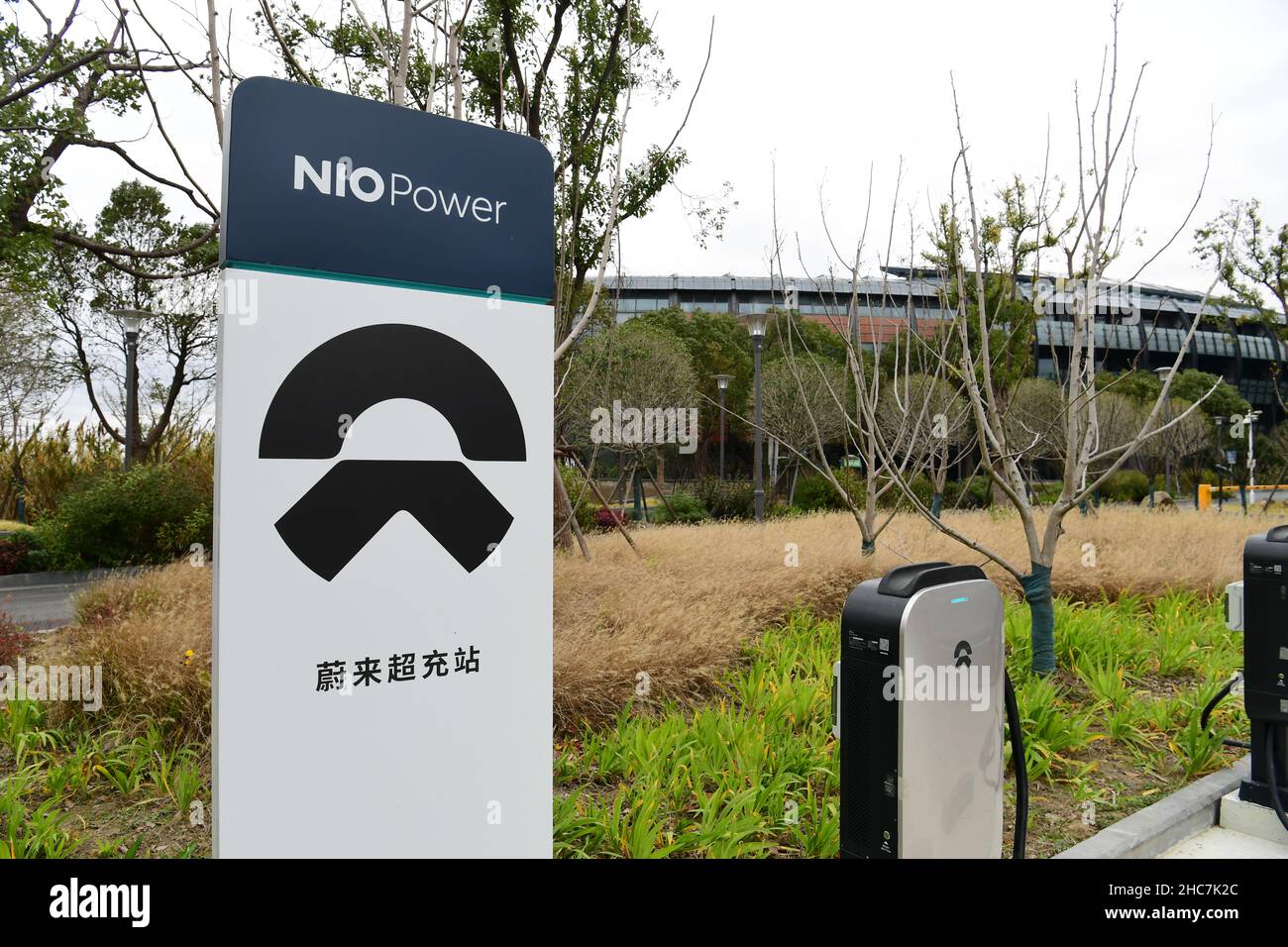 SHANGHAI, CHINA - DECEMBER 25, 2021 - A view of NIO auto self service power exchange pilot station in Shanghai, China, On December 25, 2021. The total Stock Photo