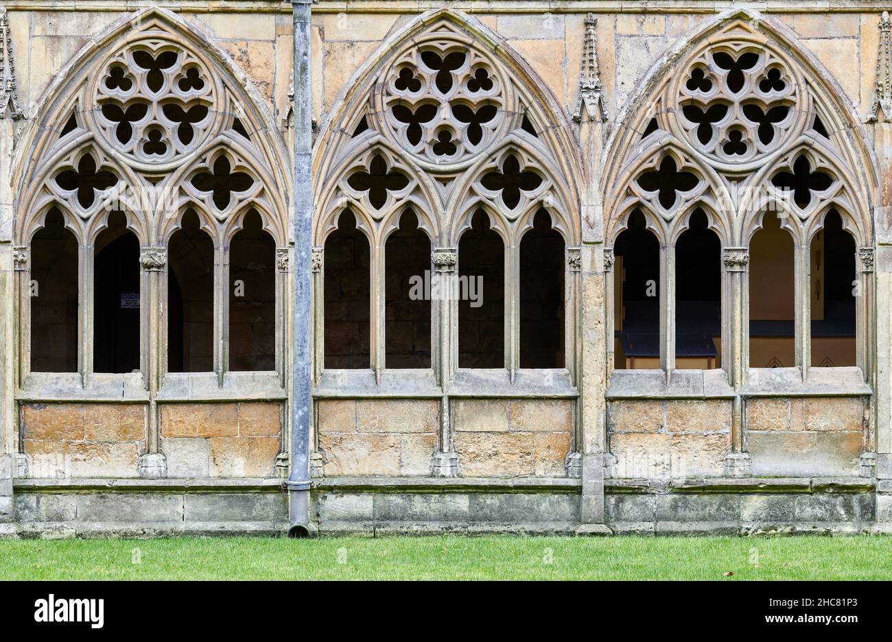 Glassless Window On The Cloister Wall At The Medieval Cathedral Of   Glassless Window On The Cloister Wall At The Medieval Cathedral Of Lincoln England 2HC81P3 