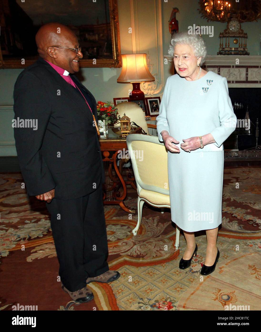 File photo dated 20/11/13 of Reverend Desmond Tutu during an audience with Queen Elizabeth II at Buckingham Palace, central London. Desmond Tutu, the Nobel Peace Prize-winning activist for racial justice and LGBT rights, has died aged 90. He had been treated in hospital several times since 2015, after being diagnosed with prostate cancer in 1997. Issue date: Sunday December 26, 2021. Stock Photo