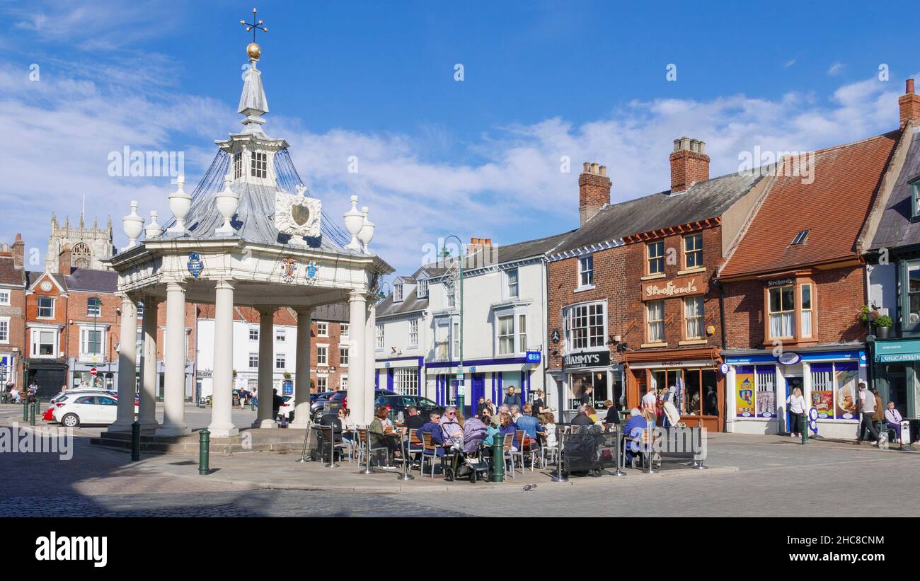 THE MARKET CROSS  and cafe on SATURDAY MARKET in the Market town of Beverley Yorkshire  East Riding of Yorkshire England UK GB Europe Stock Photo