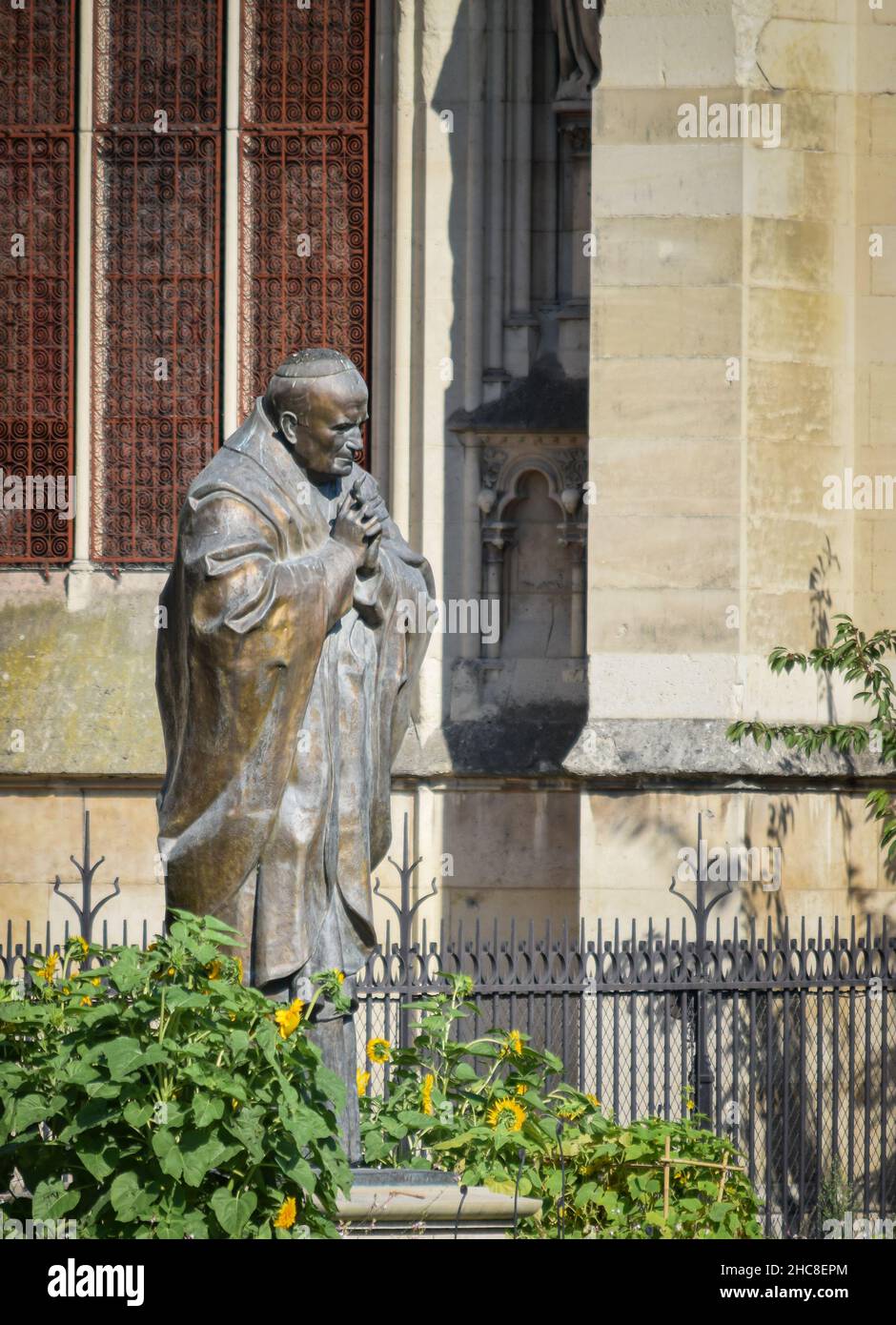 Escultura en memoria del papa Juan Pablo II en los jardines de la catedral de Notre Dame en Paris, Francia.JPG Stock Photo