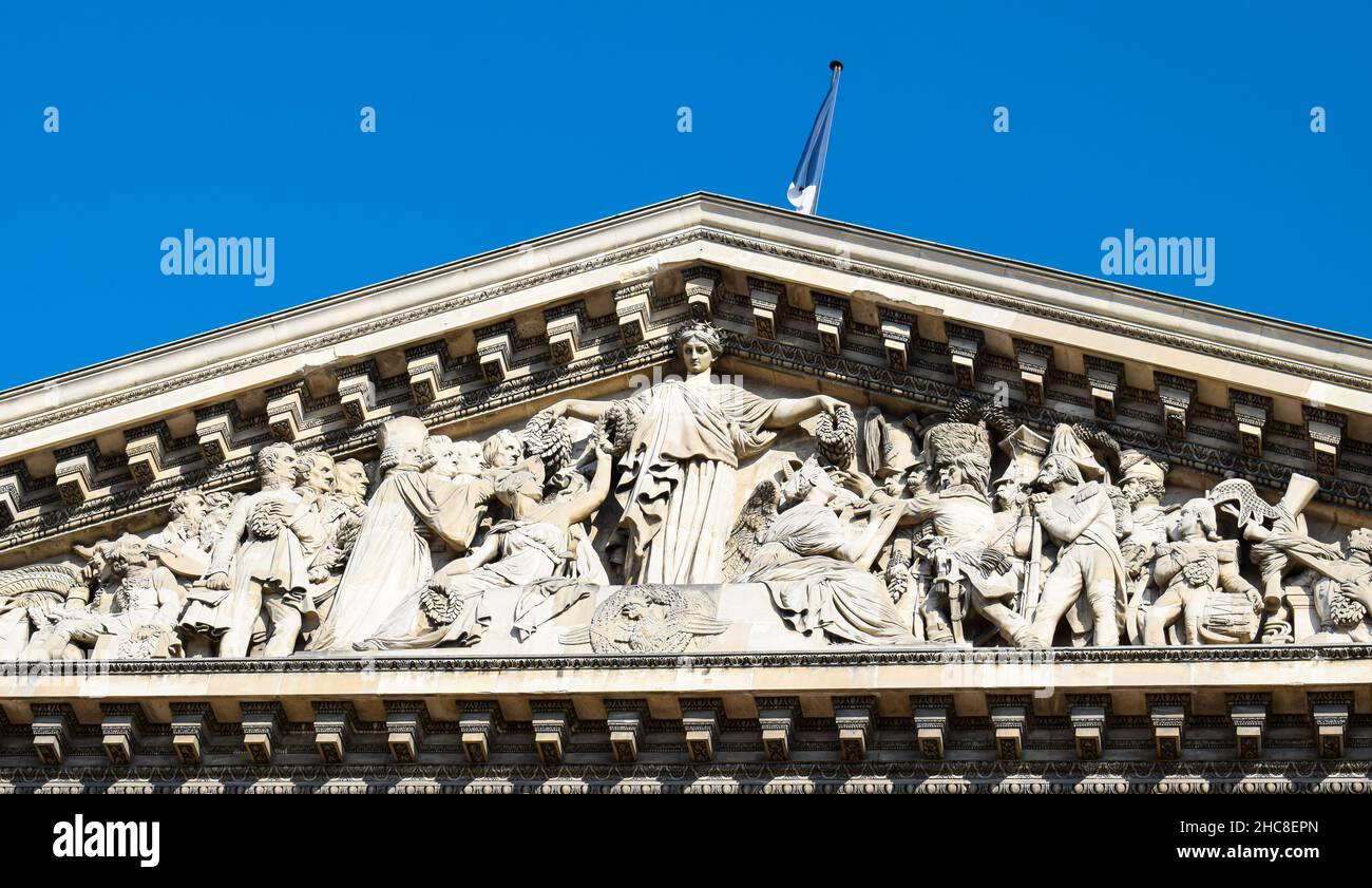 Destalle escultórico del tímpano en el panteón de estilo neoclásico de Paris, Francia.JPG Stock Photo
