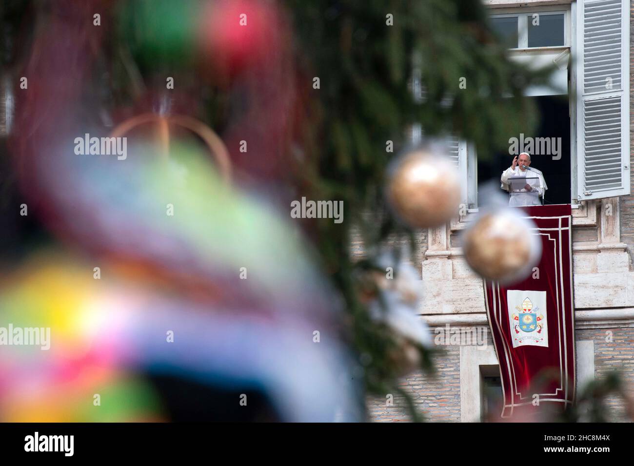 Vatican City, Vatican. 26th Dec, 2021. Pope Francis Angelus apostolic palace in Vatican, 26 December 2021. RESTRICTED TO EDITORIAL USE - Vatican Media/Spaziani. Credit: dpa/Alamy Live News Stock Photo