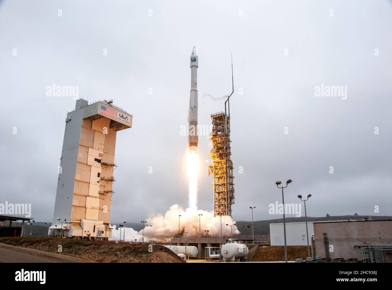 Lompoc, United States of America. 27 September, 2021. The United Launch Alliance Atlas V rocket with the NASA Landsat 9 spacecraft onboard lifts off from the Space Launch Complex 3, Vandenberg Space Force Base September 27, 2021 in Lompoc, California.  Credit: Kim Shiflett/NASA/Alamy Live News Stock Photo