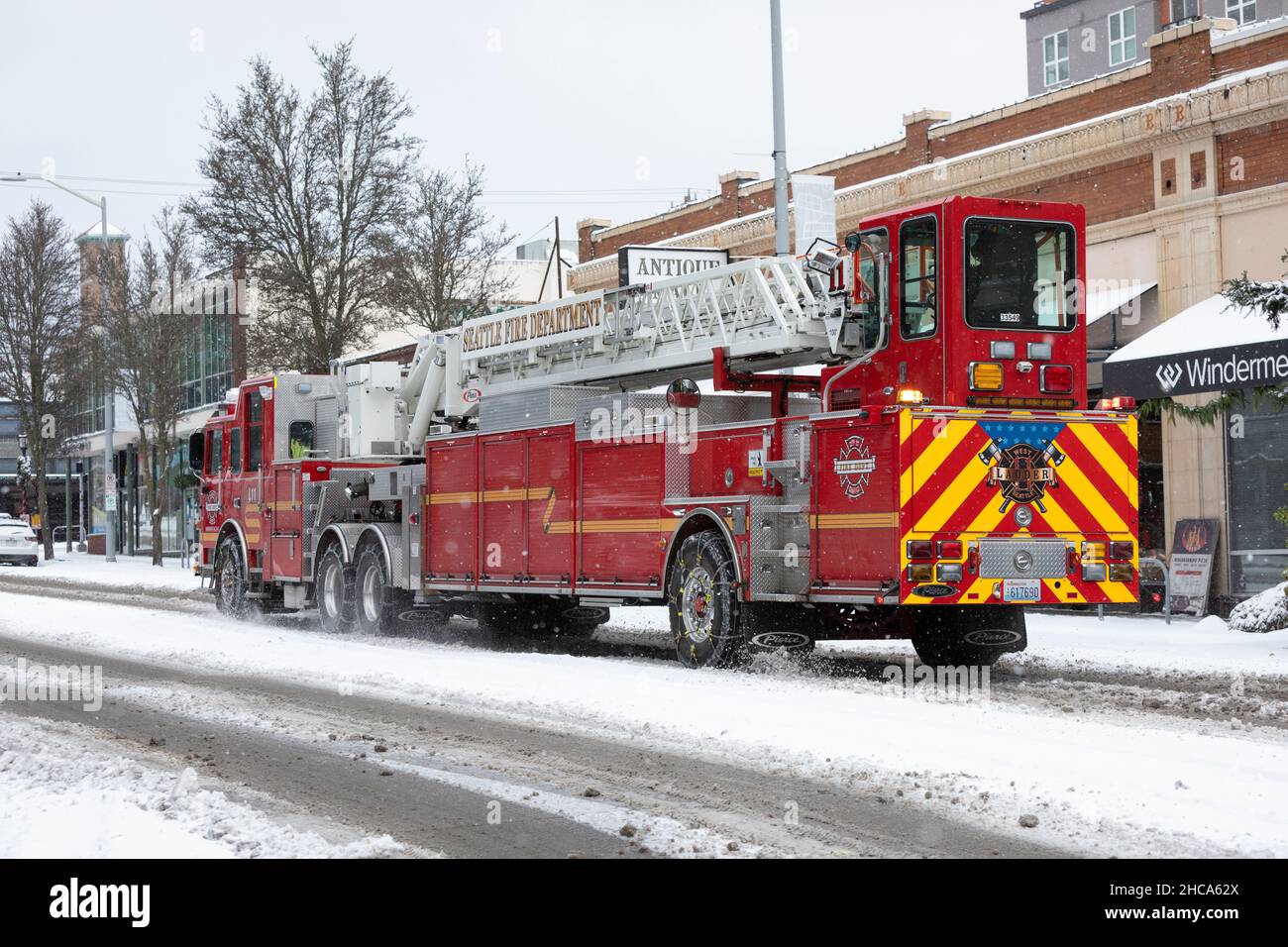 Seattle, Washington, USA. 26th Dec, 2021. A Seattle Fire Department fire engine responds to an emergency at West Seattle Junction as a winter storm hits Seattle on Sunday, December 26, 2021. Credit: Paul Christian Gordon/Alamy Live News Stock Photo